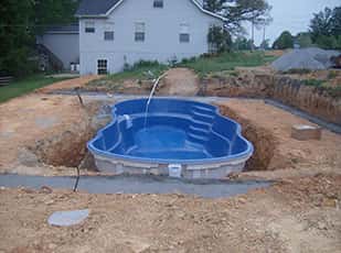 Installation d'une piscine creusée en fibre de verre